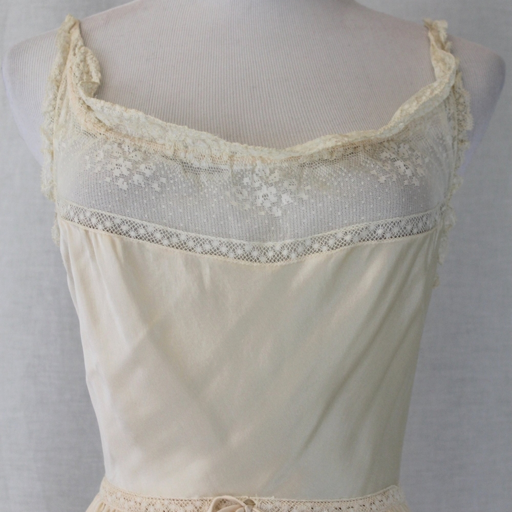 Sylvia Pedlar Iris Lingerie co. 1920s Silk Charmeuse and French Lace Nightgown - Picture 4 of 14